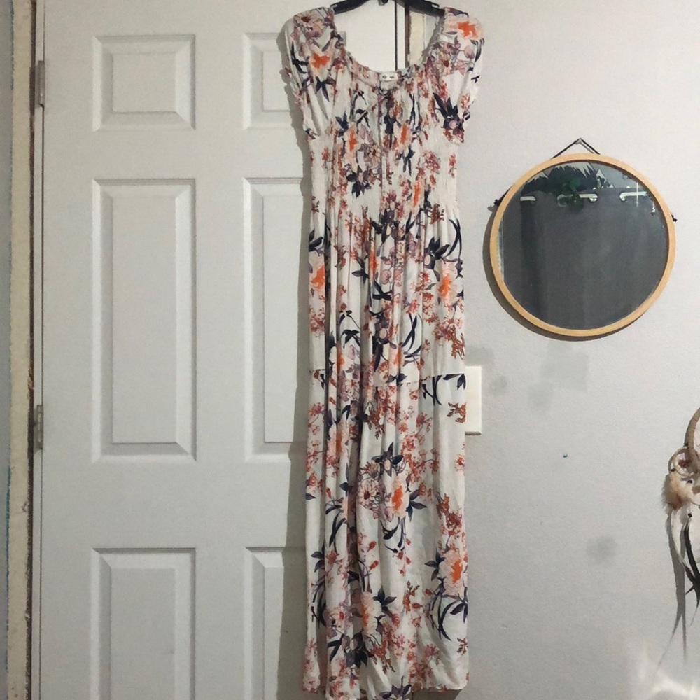 Beautiful long and flowing dress never worn. Beautiful for spring or picnics